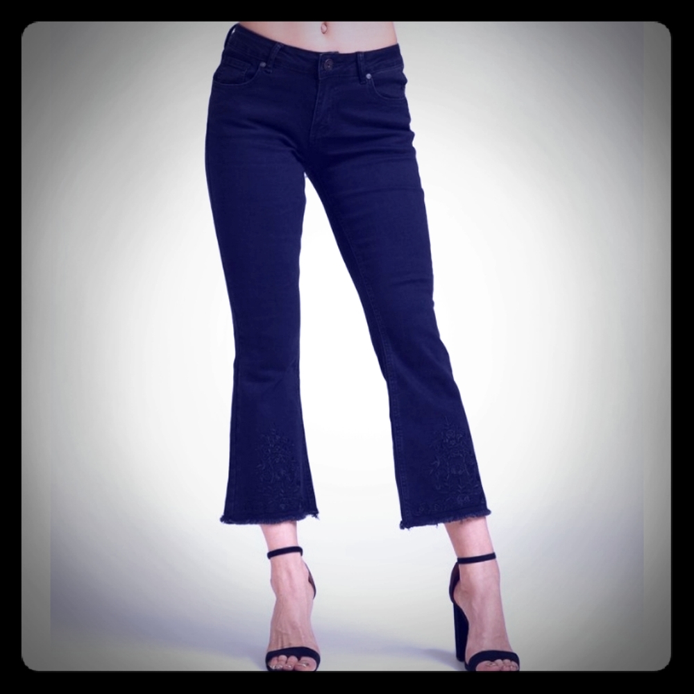 🖤Embroidered Raw Hem Flare Cropped Jeans🖤